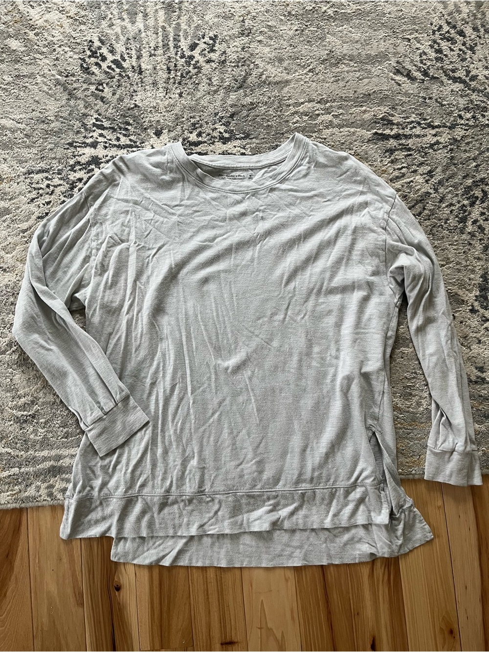 Abercrombie & Fitch Light Gray Long-Sleeve Crewneck Top